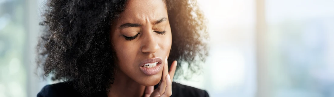 Dentist Avondale AZ Emergency Dentistry A woman holding her jaw in pain.